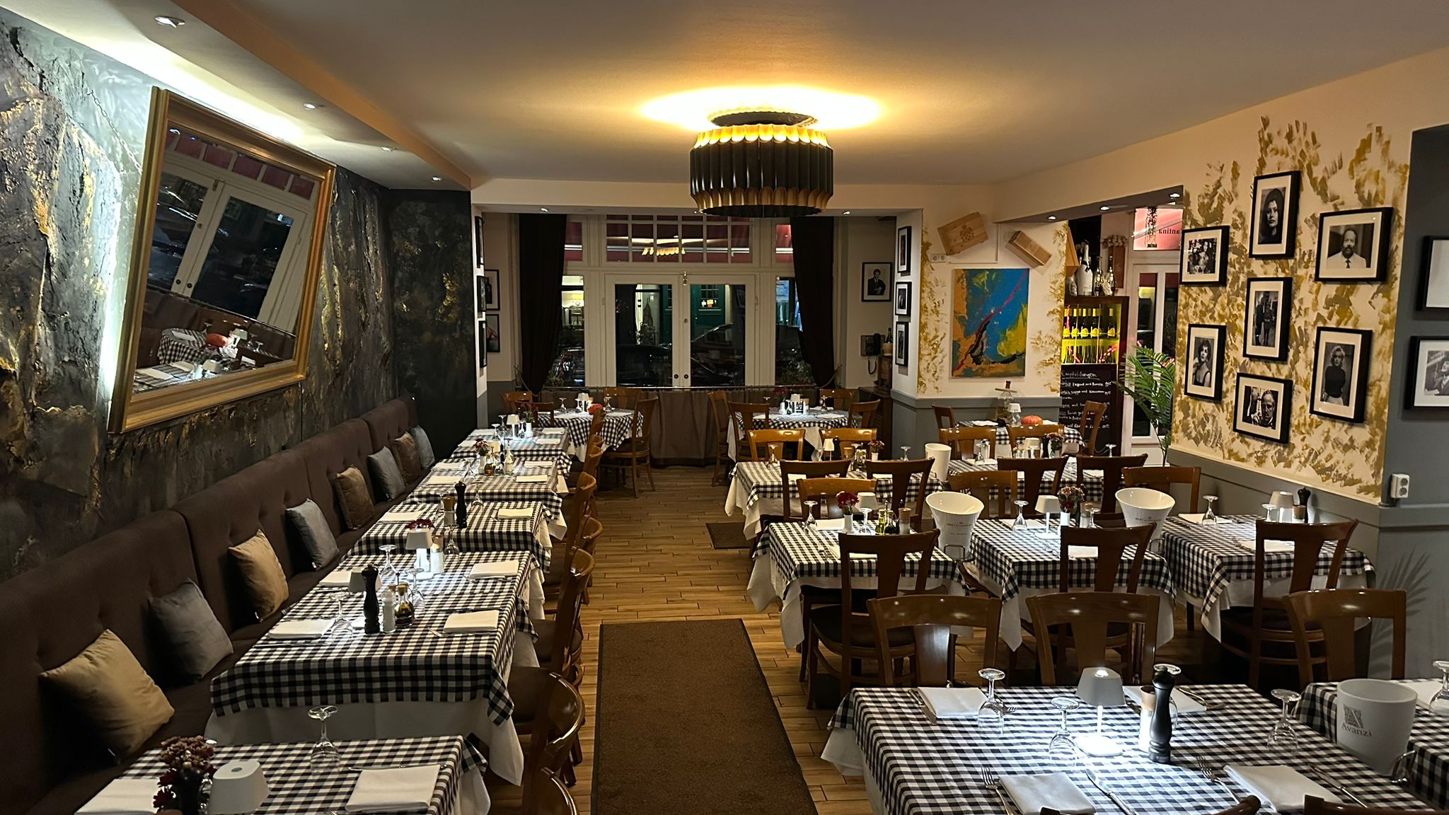 Eleganter Speisesaal mit warmem Ambiente