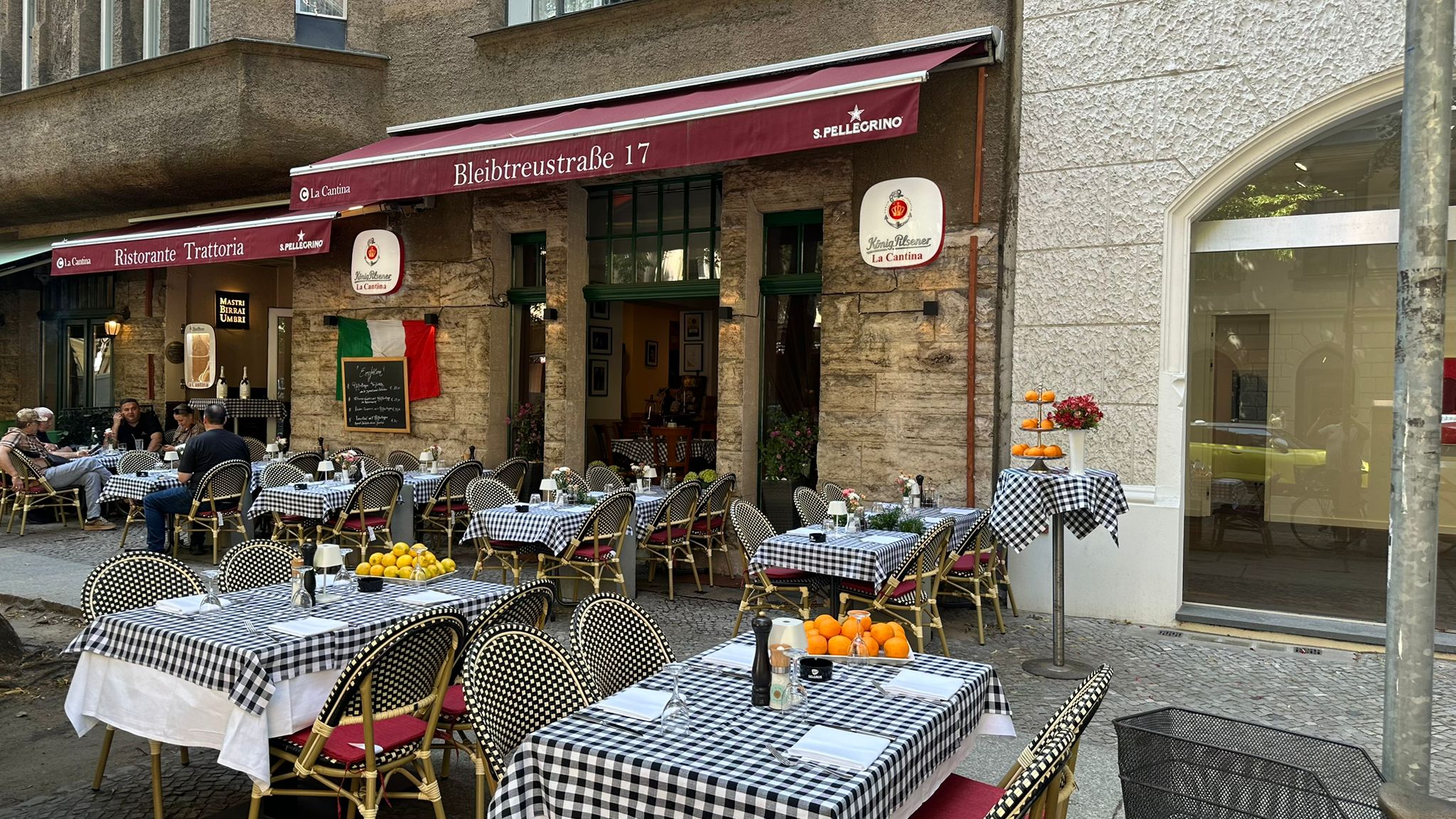 La Cantina Außenterrasse mit karierten Tischdecken